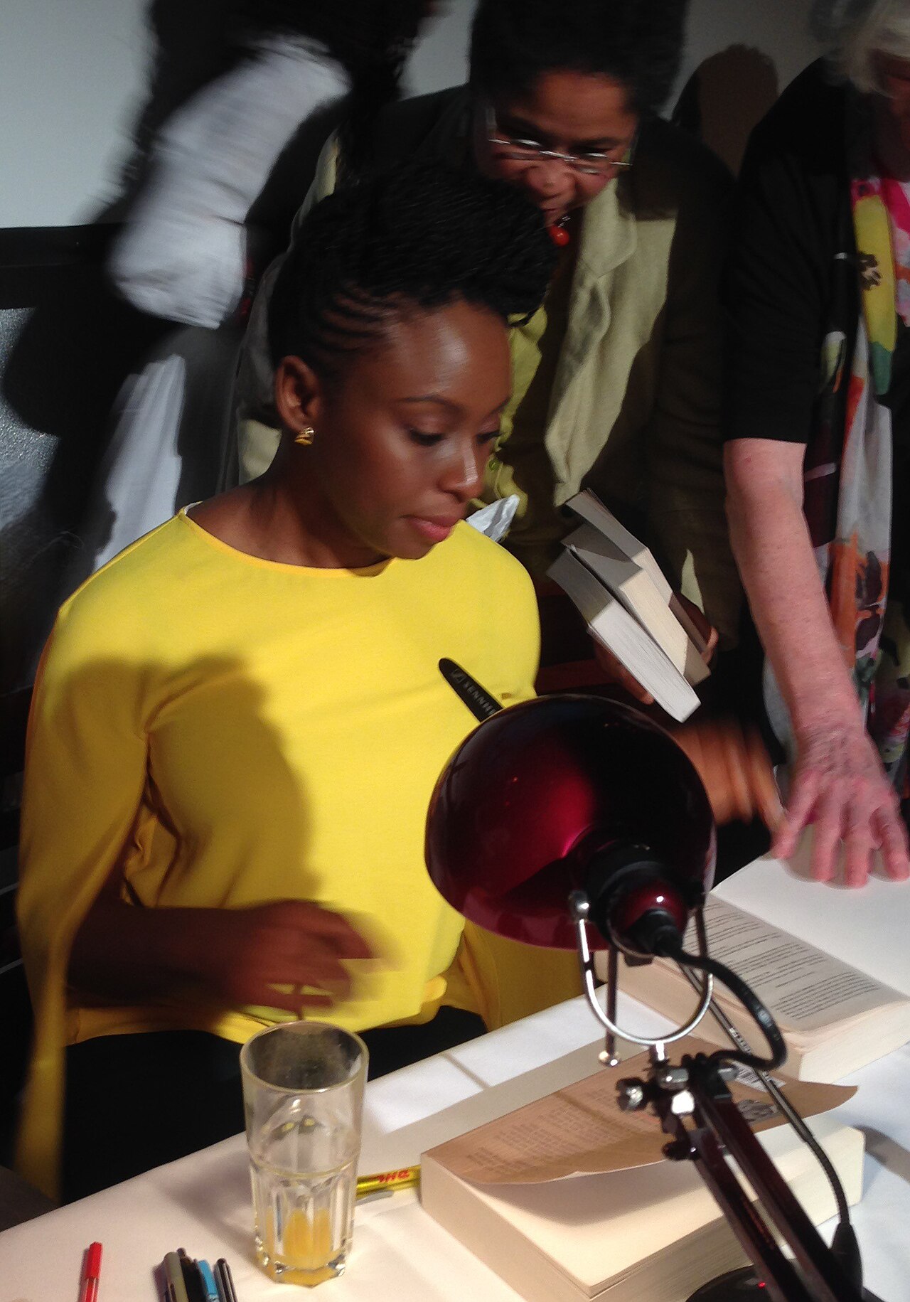 Chimamanda Ngozi Adichie reading from her book in Berlin.