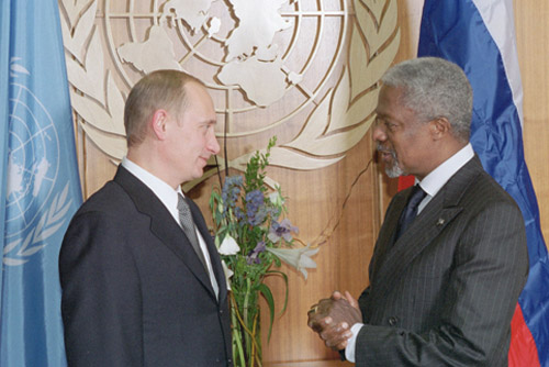 Kofi Annan meeting with a world leader at the United Nations.
