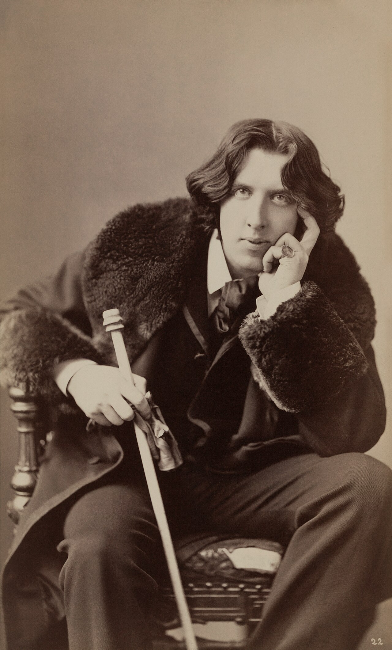 A studio photograph of the writer Oscar Wilde.