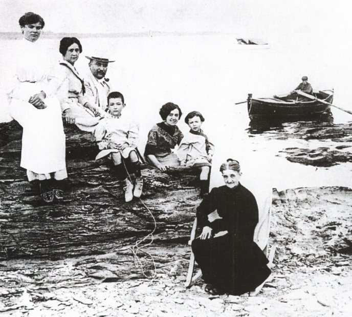 Salvador Dali as a young boy with his family in 1910.
